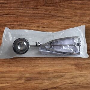 New Pampered Chef Large Scoop